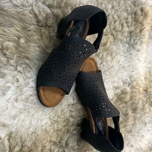 Sofft Eurosoft black sandals size 7.5 with straps. NWOT never wore.